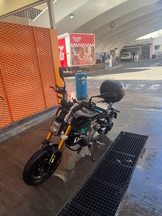 BMW CE02 Eléctrica Negra con Baúl y Extras