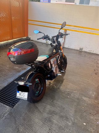 BMW CE02 Eléctrica Negra con Baúl y Extras