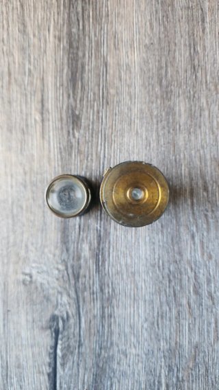 Antiguo microscopio de latón