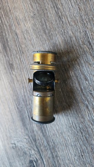 Antiguo microscopio de latón