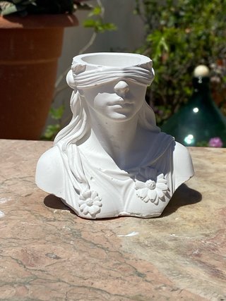 Vasetto in gesso testa donna bendata