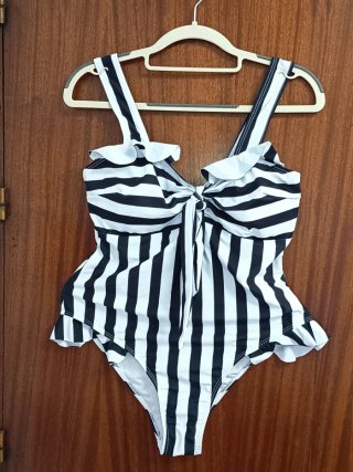 Traje de baño rayas blanco y negro