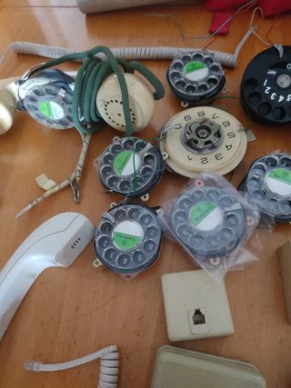 Lote repuestos telefonía beige y blanco