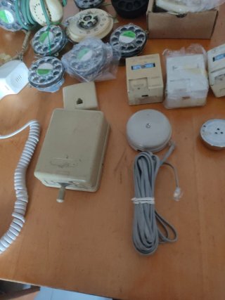 Lote repuestos telefonía beige y blanco