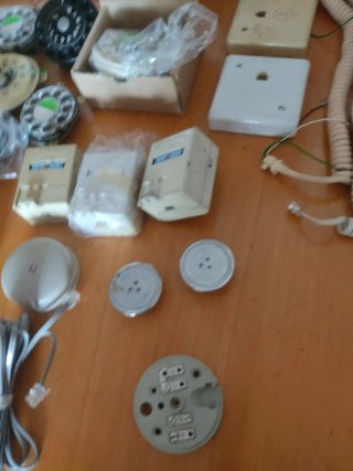 Lote repuestos telefonía beige y blanco