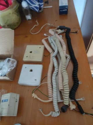 Lote repuestos telefonía beige y blanco
