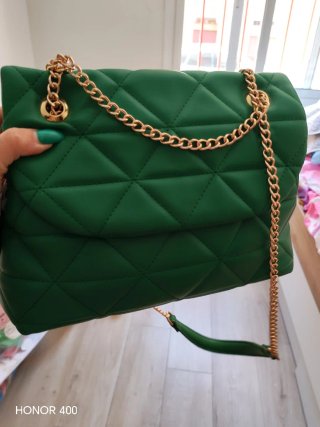 Bolso verde acolchado con cadena