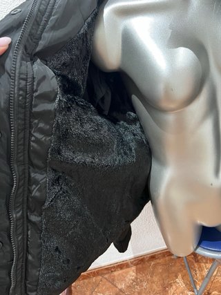 Chaquetón negro con capucha