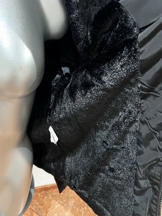 Chaquetón negro con capucha