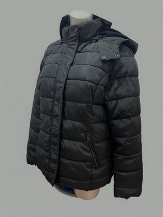 Chaquetón negro con capucha