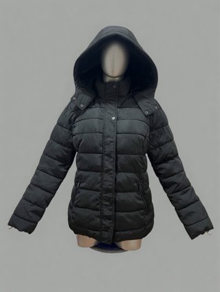 Chaquetón negro con capucha