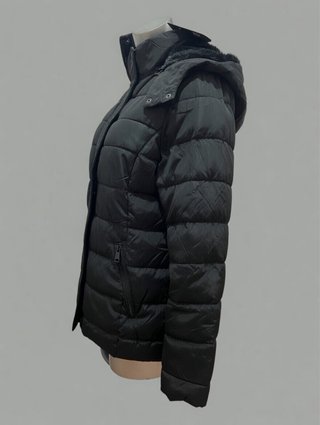 Chaquetón negro con capucha