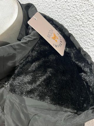 Chaquetón negro con capucha