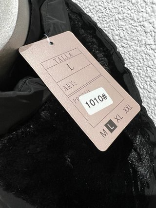 Chaquetón negro con capucha