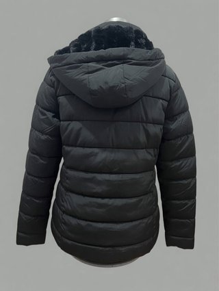 Chaquetón negro con capucha