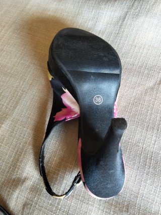 Zapato de vestir.Mide 8cm el tacón