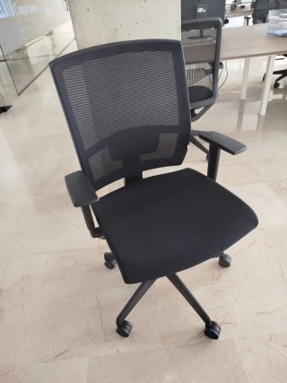 Silla de oficina ergonómica negra.