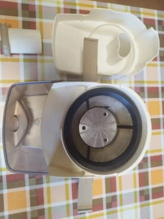 Licuadora blanca y gris