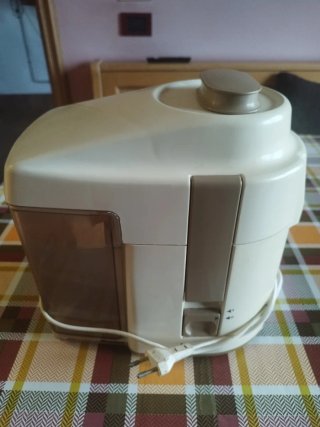 Licuadora blanca y gris