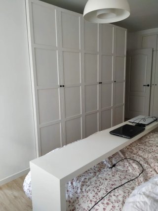 Mesa auxiliar Malm IKEA para cama