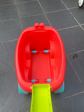 Carrito de juguete rojo y verde