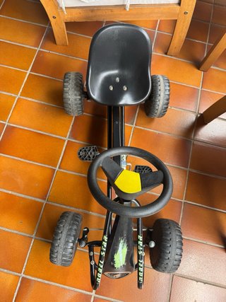 Coche a pedales infantil