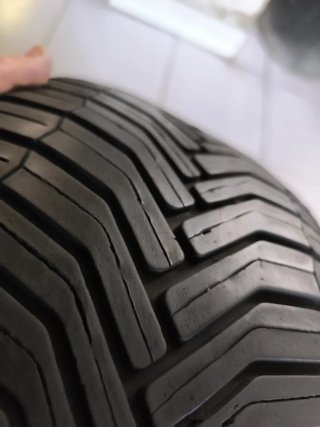 225/45R17 94W