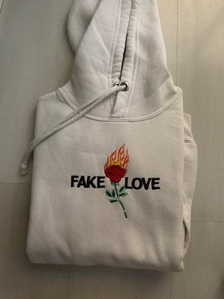 Sudadera blanca con rosa en llamas