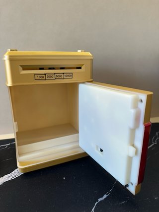 Caja Fuerte Digital Dorada y Roja