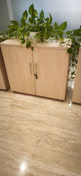 Cajonera con llave beige y plata