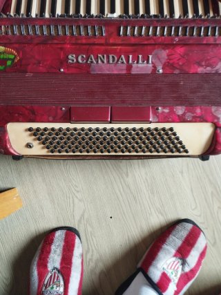 Acordeón rojo Scandalli