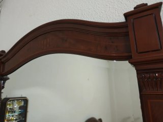 Cómoda de madera oscura con espejo