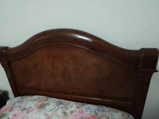 Cómoda de madera oscura con espejo