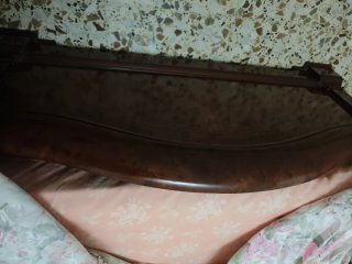 Cómoda de madera oscura con espejo