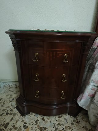 Cómoda de madera oscura con espejo