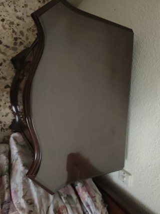 Cómoda de madera oscura con espejo