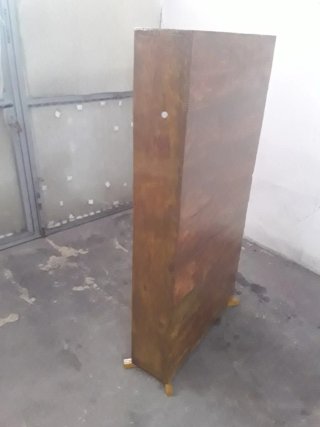 Estantería de madera marrón