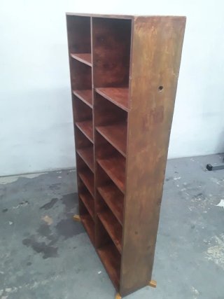 Estantería de madera marrón