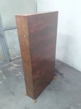 Estantería de madera marrón