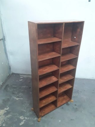 Estantería de madera marrón