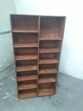 Estantería de madera marrón