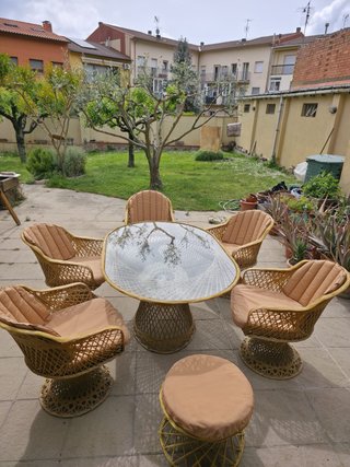 Conjunto mesa y sillas de mimbre