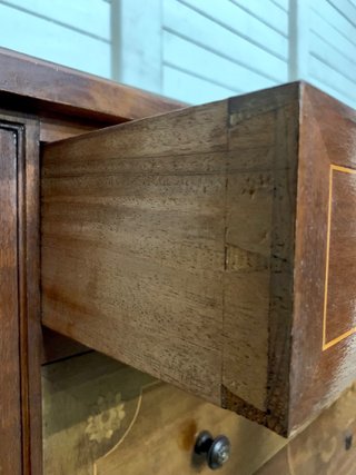 Cajonera. Cómoda antigua con marquetería