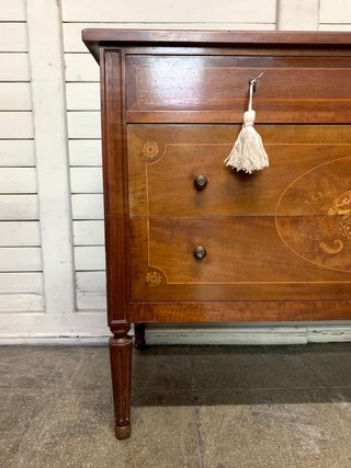 Cajonera. Cómoda antigua con marquetería