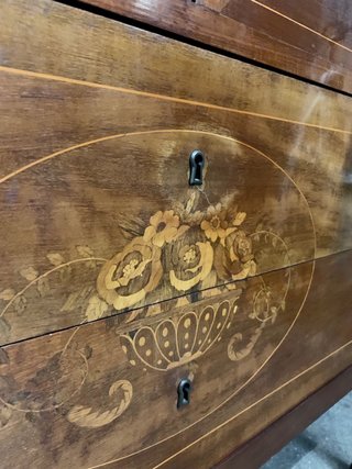 Cajonera. Cómoda antigua con marquetería