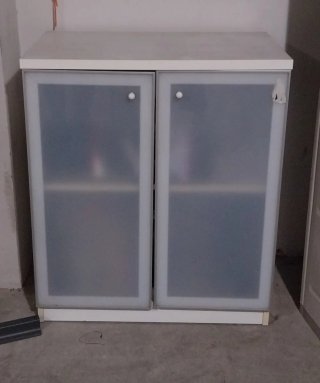 Mueble blanco con puertas de cristal