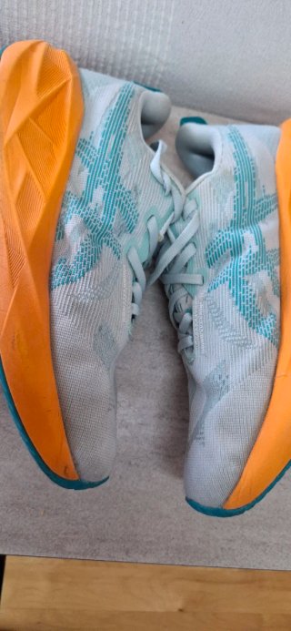 Asics Novablast 5 Naranja/Verde Azulado