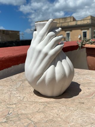 Vaso in gesso bianco a forma di mano