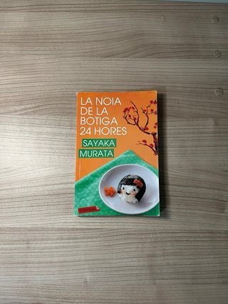 La noia de la botiga 24 hores