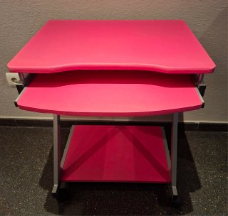 Mesa de ordenador rosa con bandeja